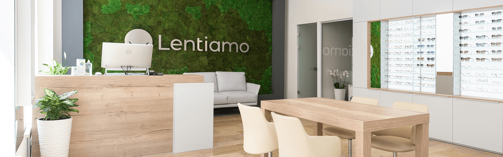 nowoczesny salon optyczny z witryną na okulary i zieloną ścianą z mchu