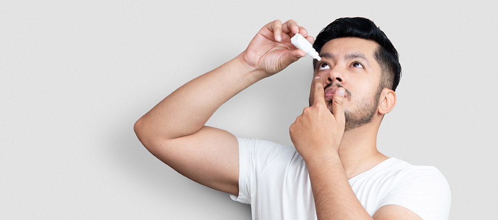 Wkładanie kropli do oczu