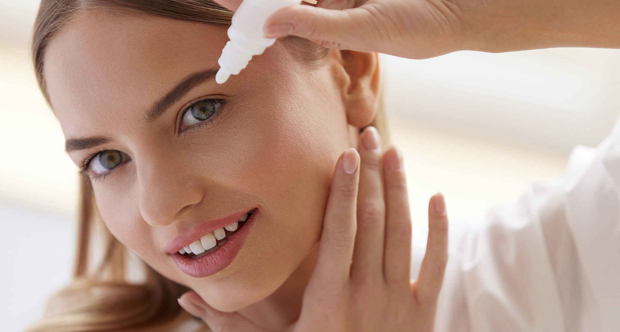 osoba aplikująca krople do oczu