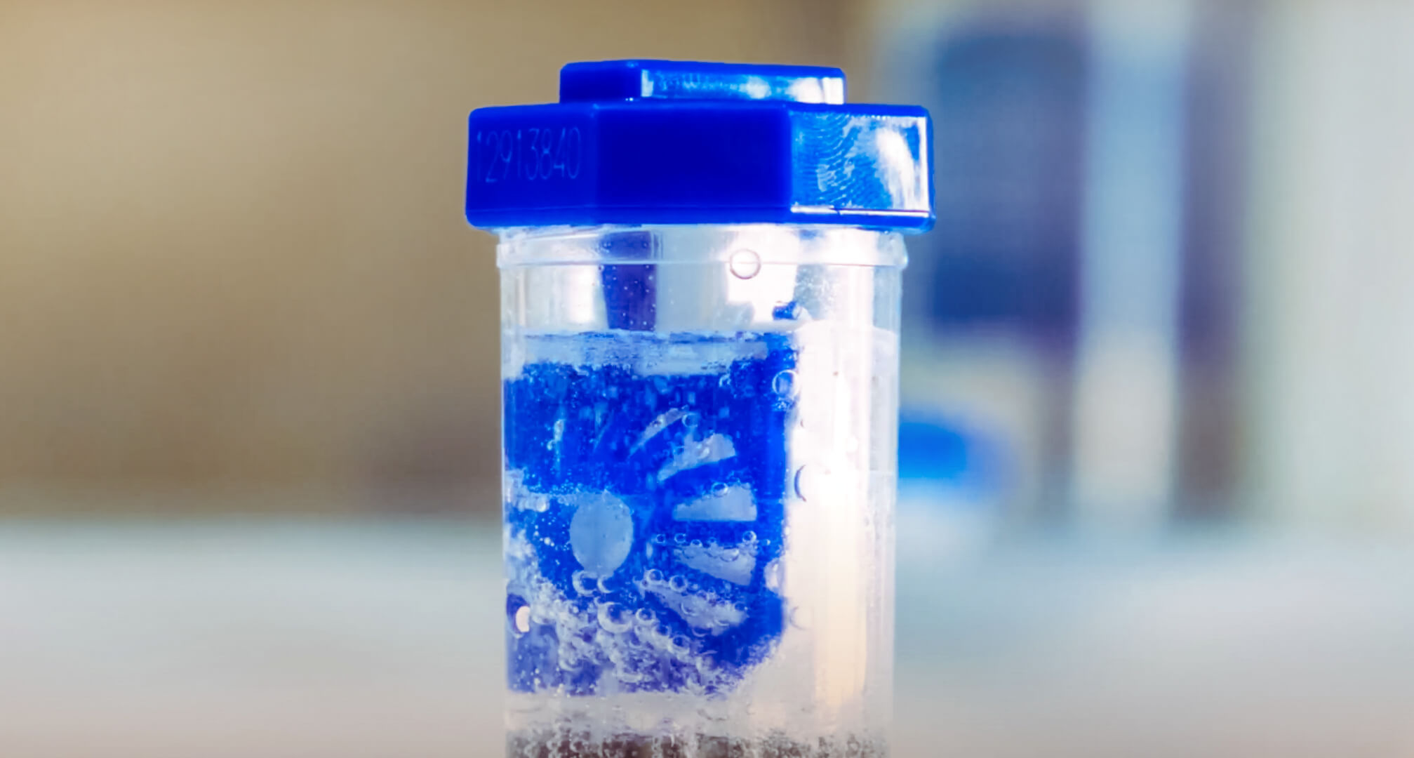 bulgoczący płyn nadtlenkowy w pojemniku