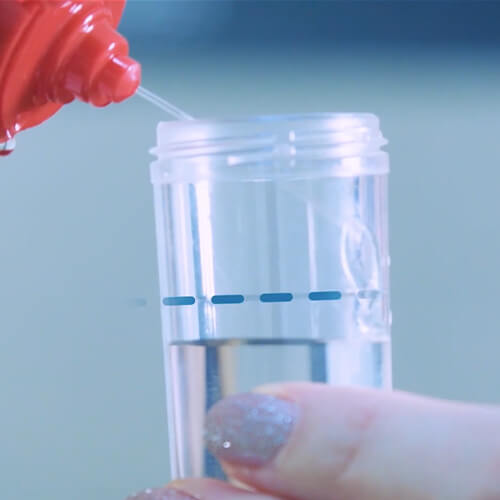 Napełnianie pojemnika płynem nadtlenkowym do linii napełnienia