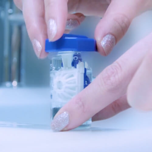 Wkładanie soczewek do pojemnika na płyn nadtlenkowy