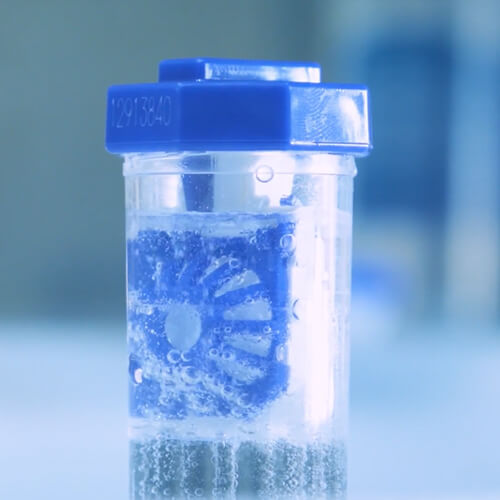 Soczewki zanurzone w bulgoczącym płynie nadtlenkowym