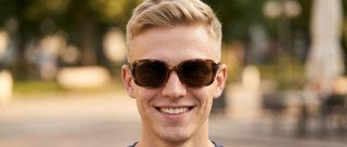 Ray-Ban RB4068 642/57 60 Model mężczyzna przód